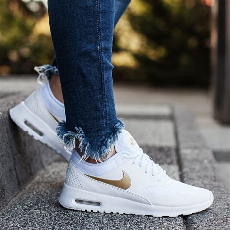 blonde frau mit nike air mas|air max damen schuhe.